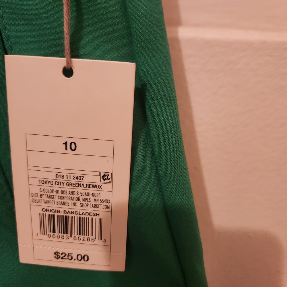 Brand New Green Women's Shorts - Picture 4 of 4